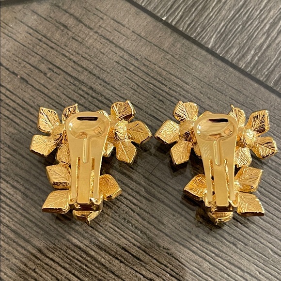 Kenneth Jay Lane Gold-tone and Pearl Floral Cluster Earrings - Picture 15 of 17